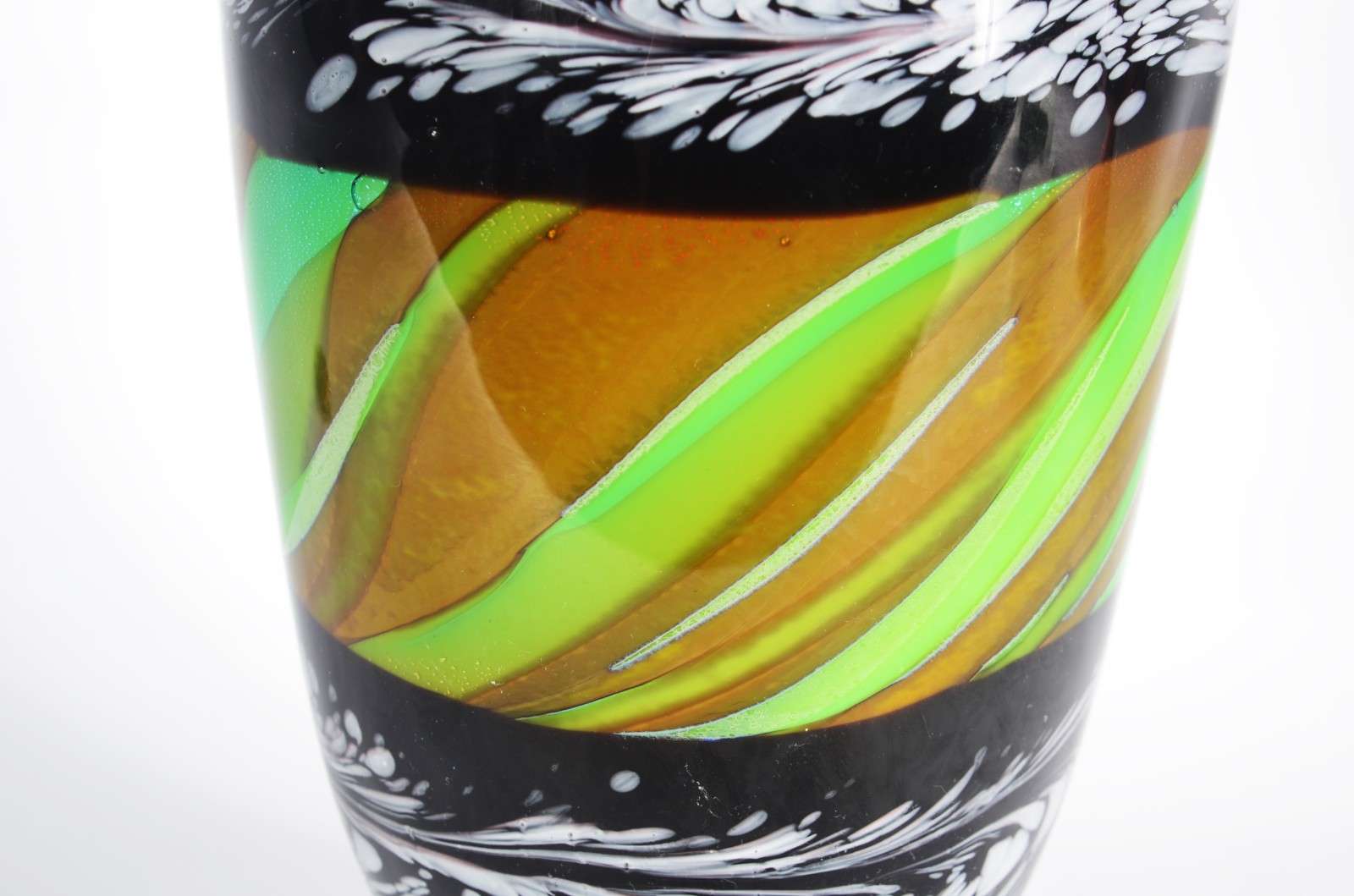 Vaso de vidro decorativo em mesclas nas cores verde, âmbar, preto e... - foto 2 de 6