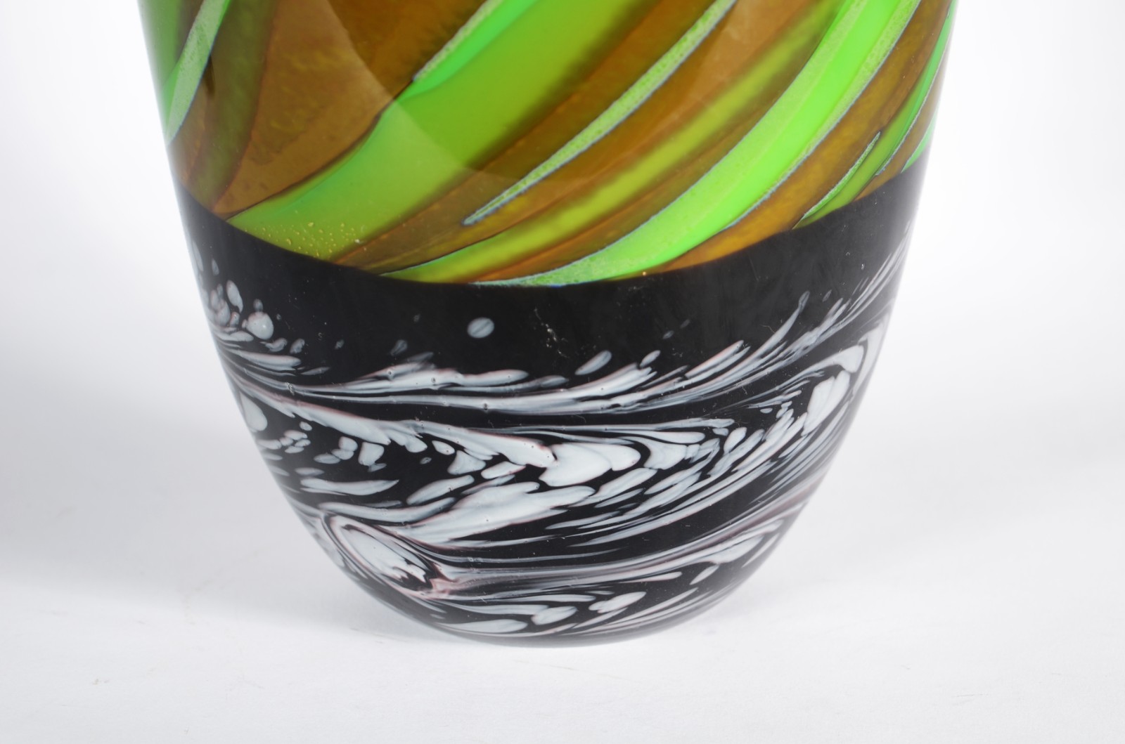 Vaso de vidro decorativo em mesclas nas cores verde, âmbar, preto e... - foto 3 de 6