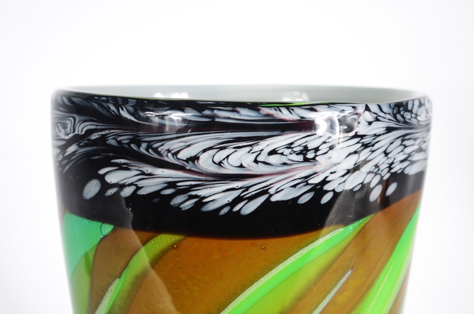 Vaso de vidro decorativo em mesclas nas cores verde, âmbar, preto e... - foto 4 de 6