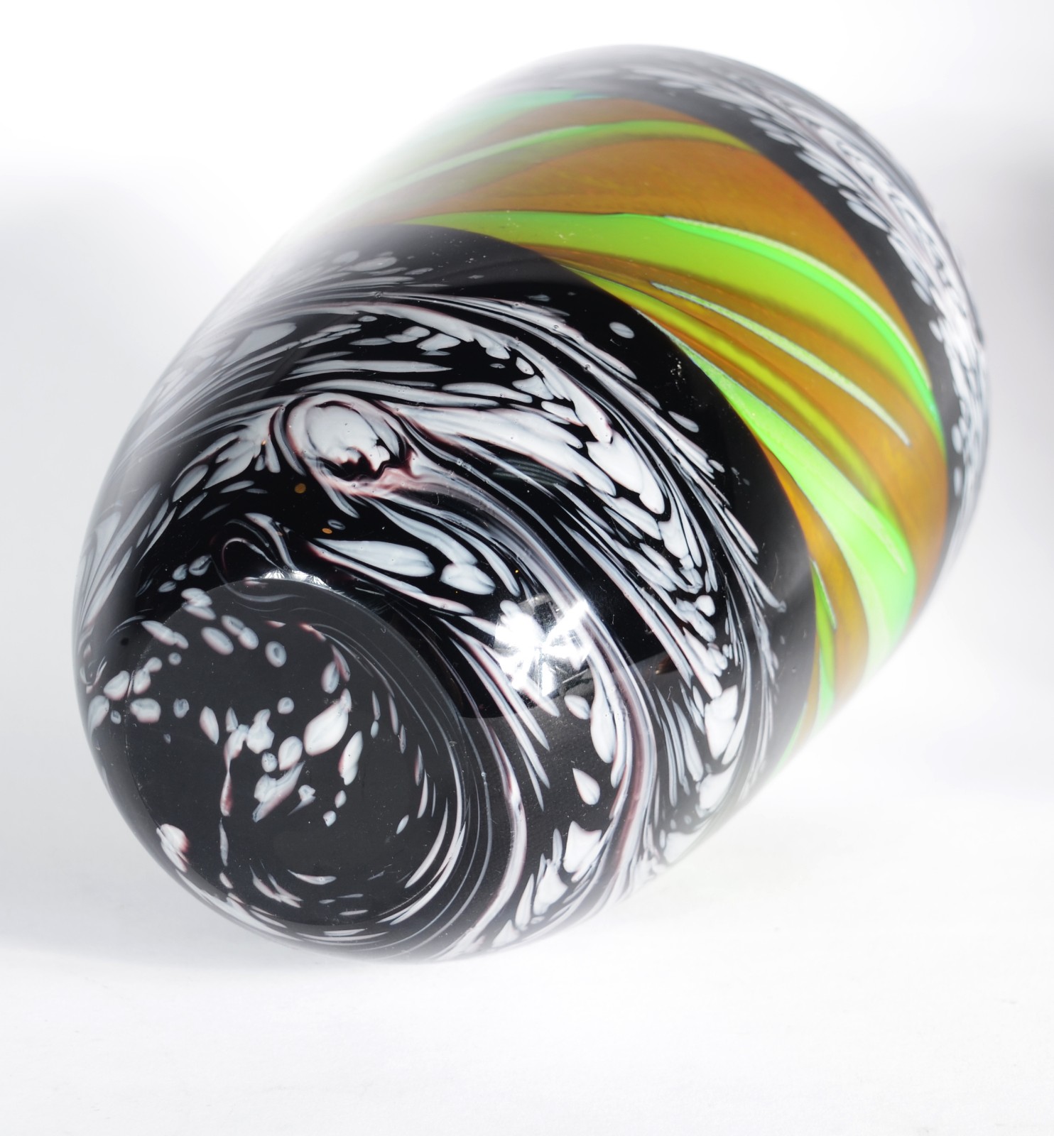 Vaso de vidro decorativo em mesclas nas cores verde, âmbar, preto e... - foto 5 de 6