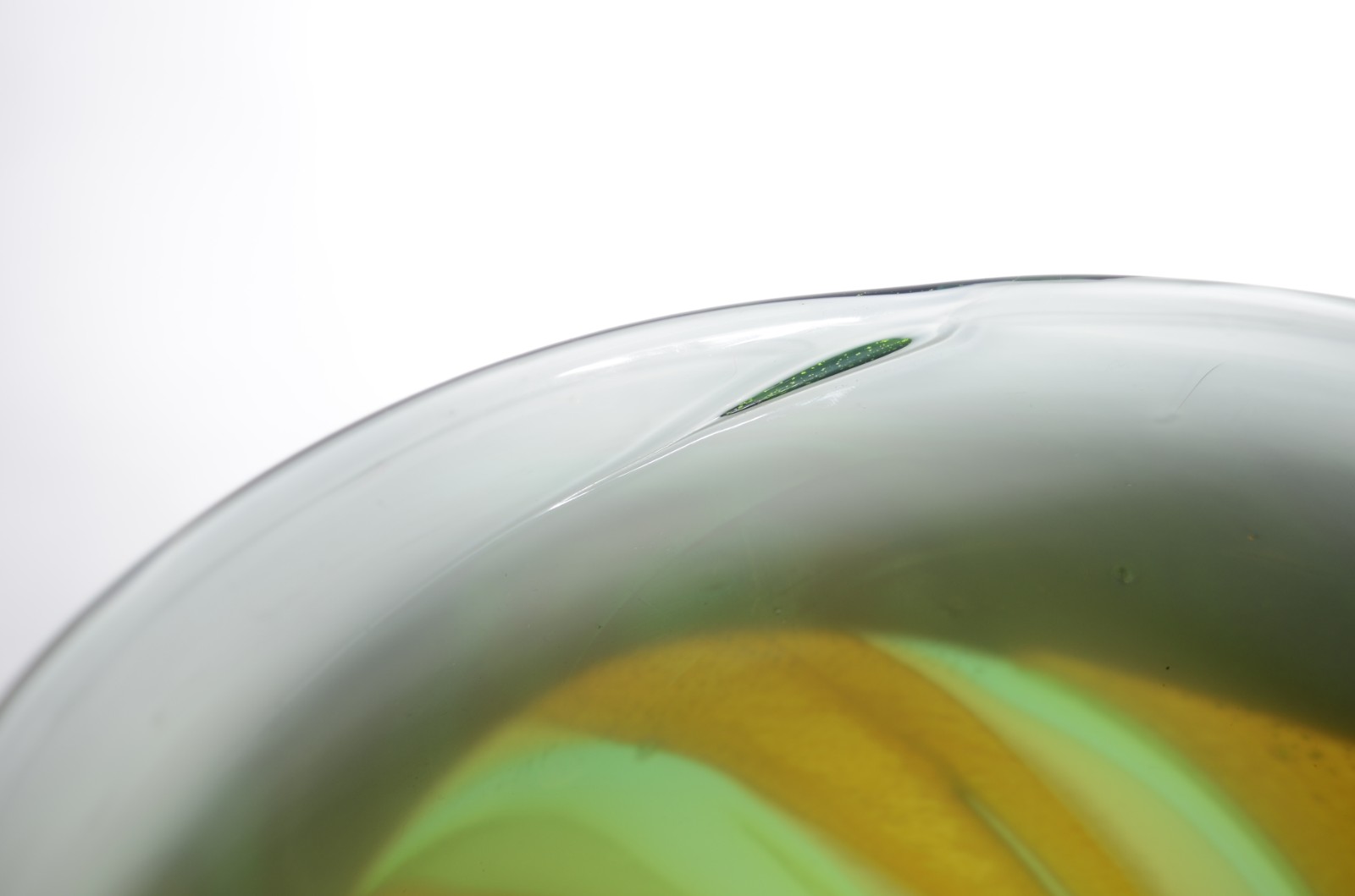 Vaso de vidro decorativo em mesclas nas cores verde, âmbar, preto e... - foto 6 de 6