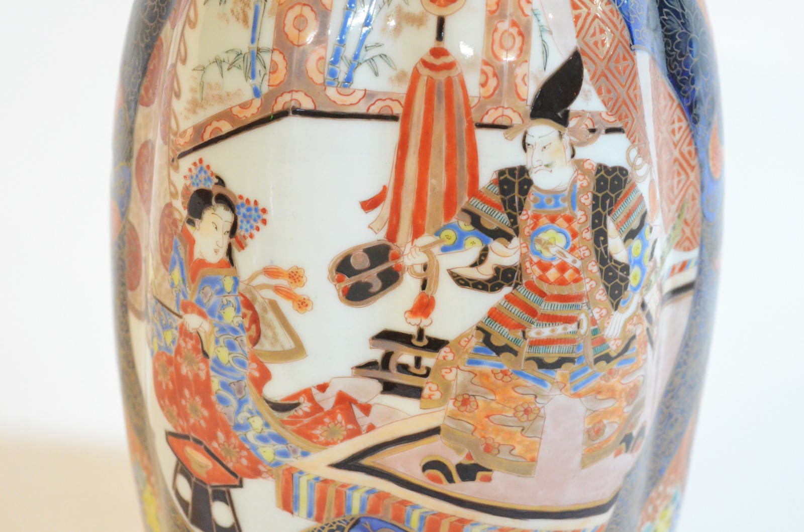 Vaso em porcelana japonesa, de formato balaústre, decorado em... - foto 2 de 6