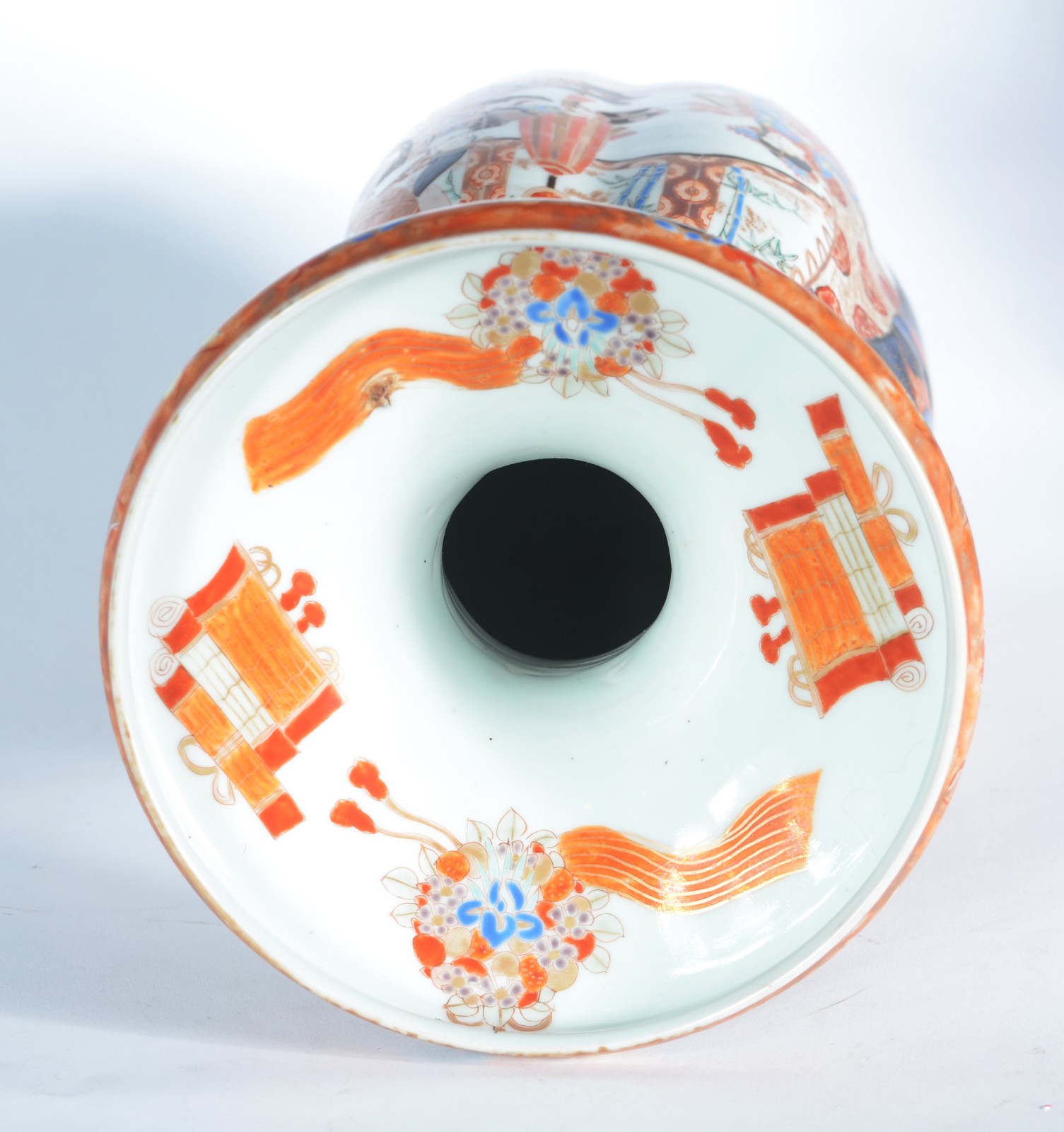 Vaso em porcelana japonesa, de formato balaústre, decorado em... - foto 5 de 6