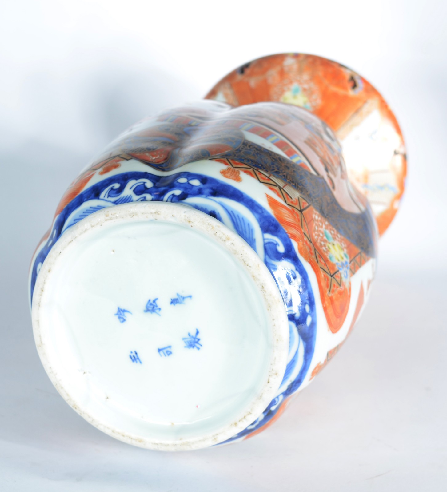 Vaso em porcelana japonesa, de formato balaústre, decorado em... - foto 6 de 6
