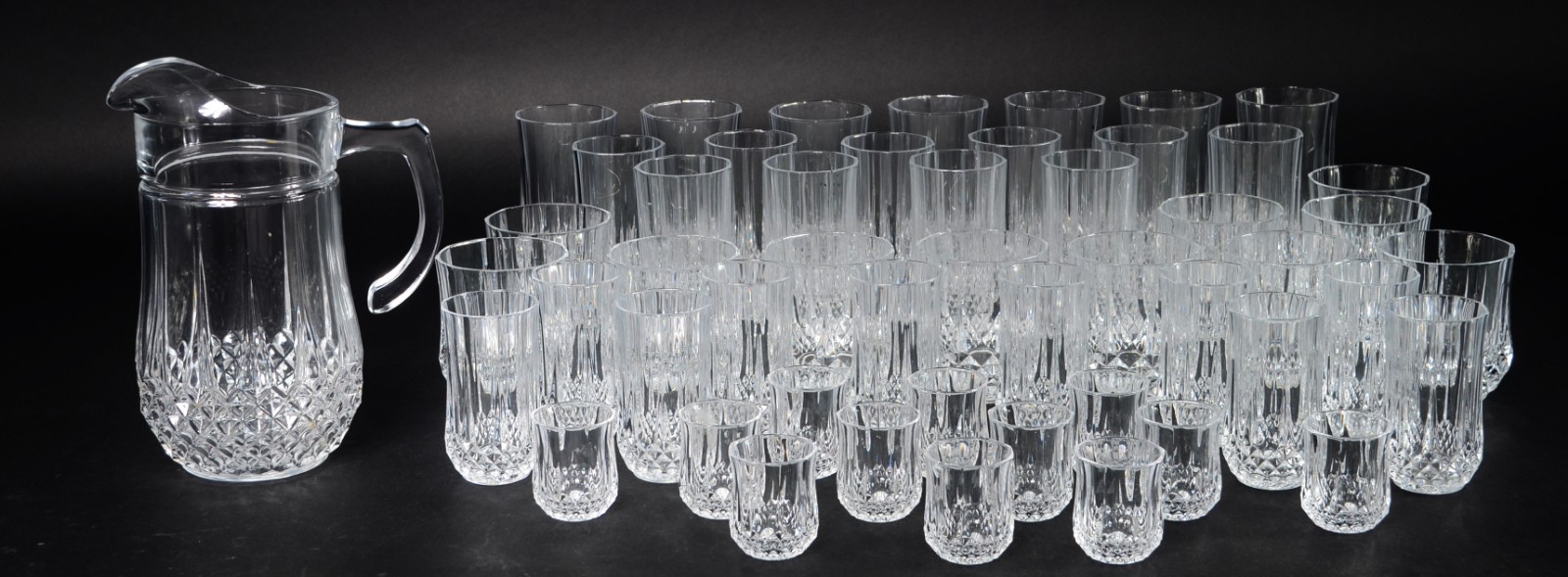 Serviço de cristal lapidado, composto de: 10 copos para água, 7 copos... - foto 1 de 9
