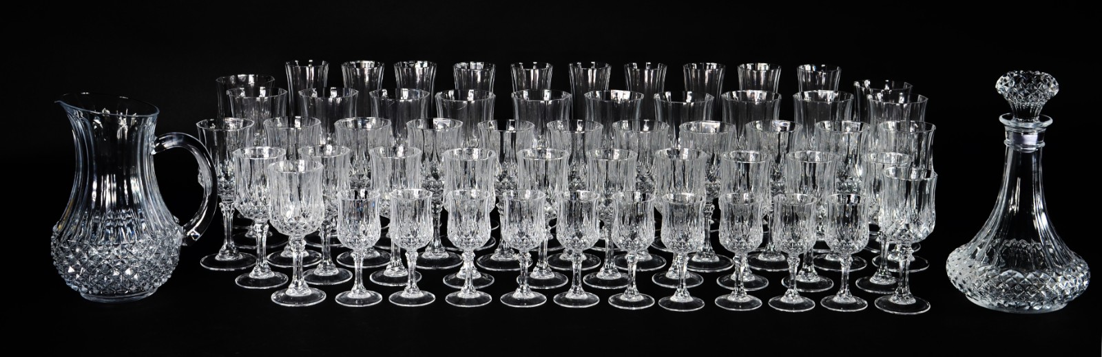Serviço de cristal lapidado, composto de: 10 flutes para champagne... - foto 1 de 11