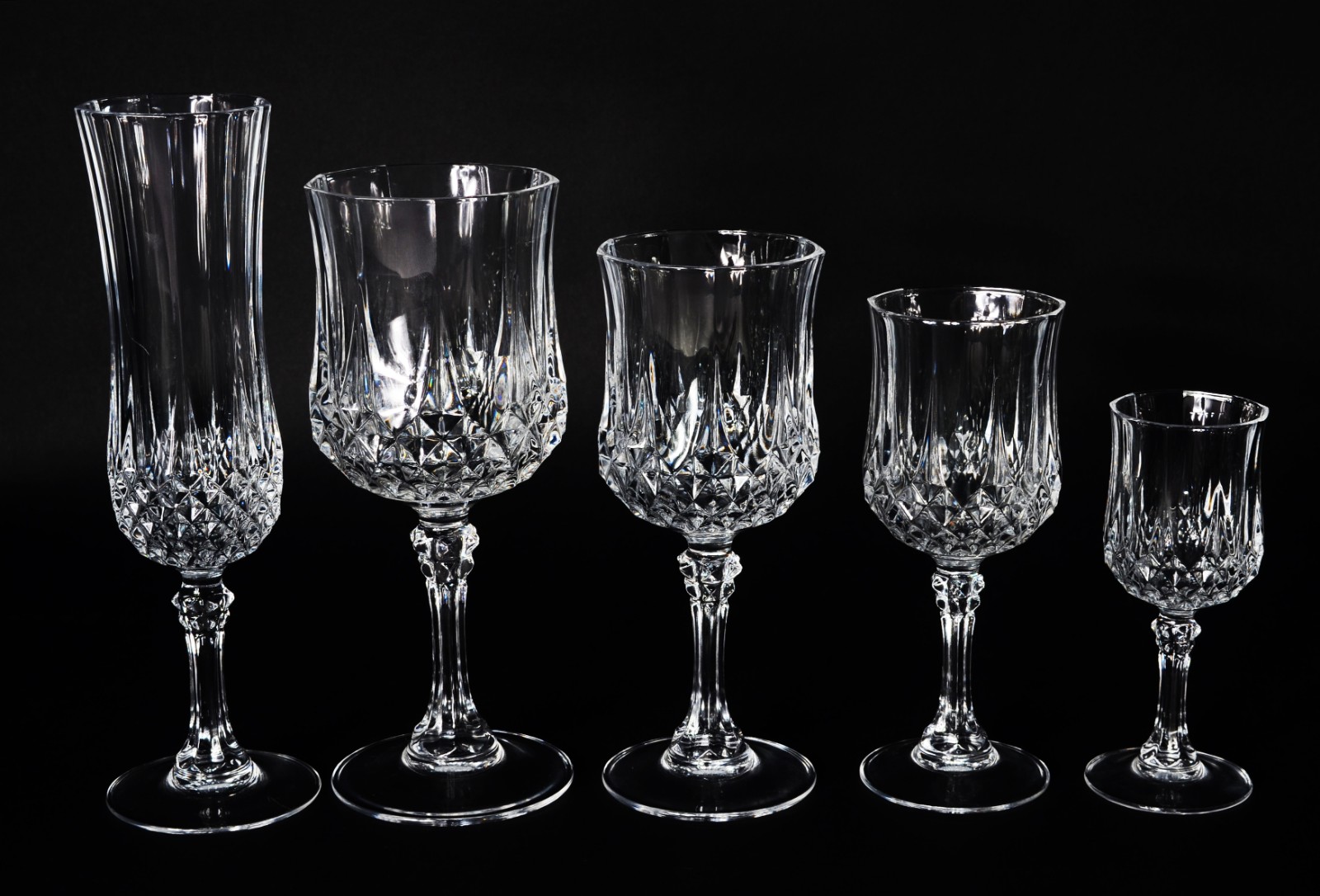 Serviço de cristal lapidado, composto de: 10 flutes para champagne... - foto 2 de 11