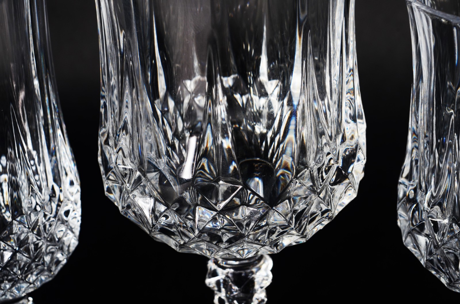 Serviço de cristal lapidado, composto de: 10 flutes para champagne... - foto 3 de 11