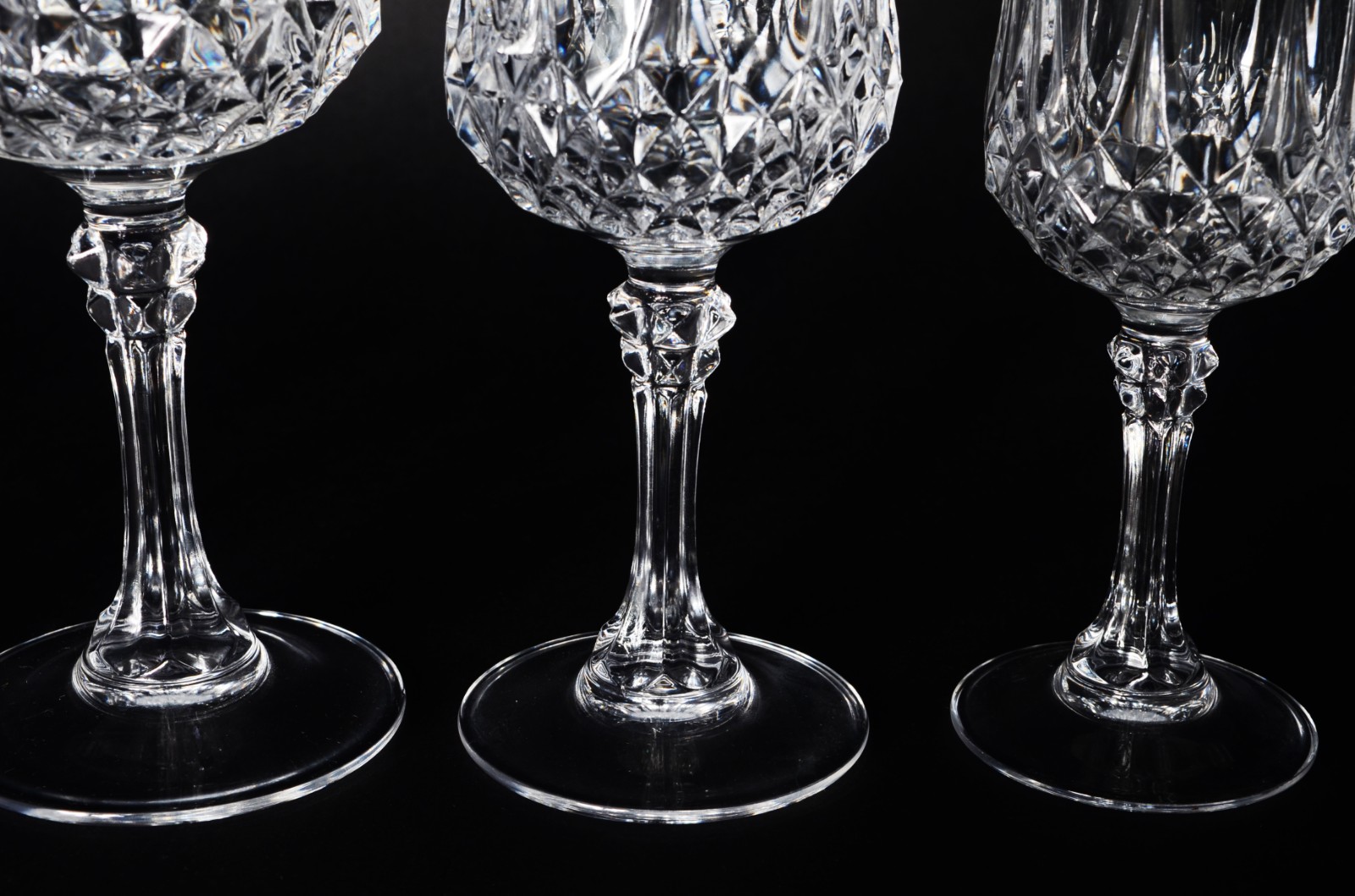 Serviço de cristal lapidado, composto de: 10 flutes para champagne... - foto 4 de 11
