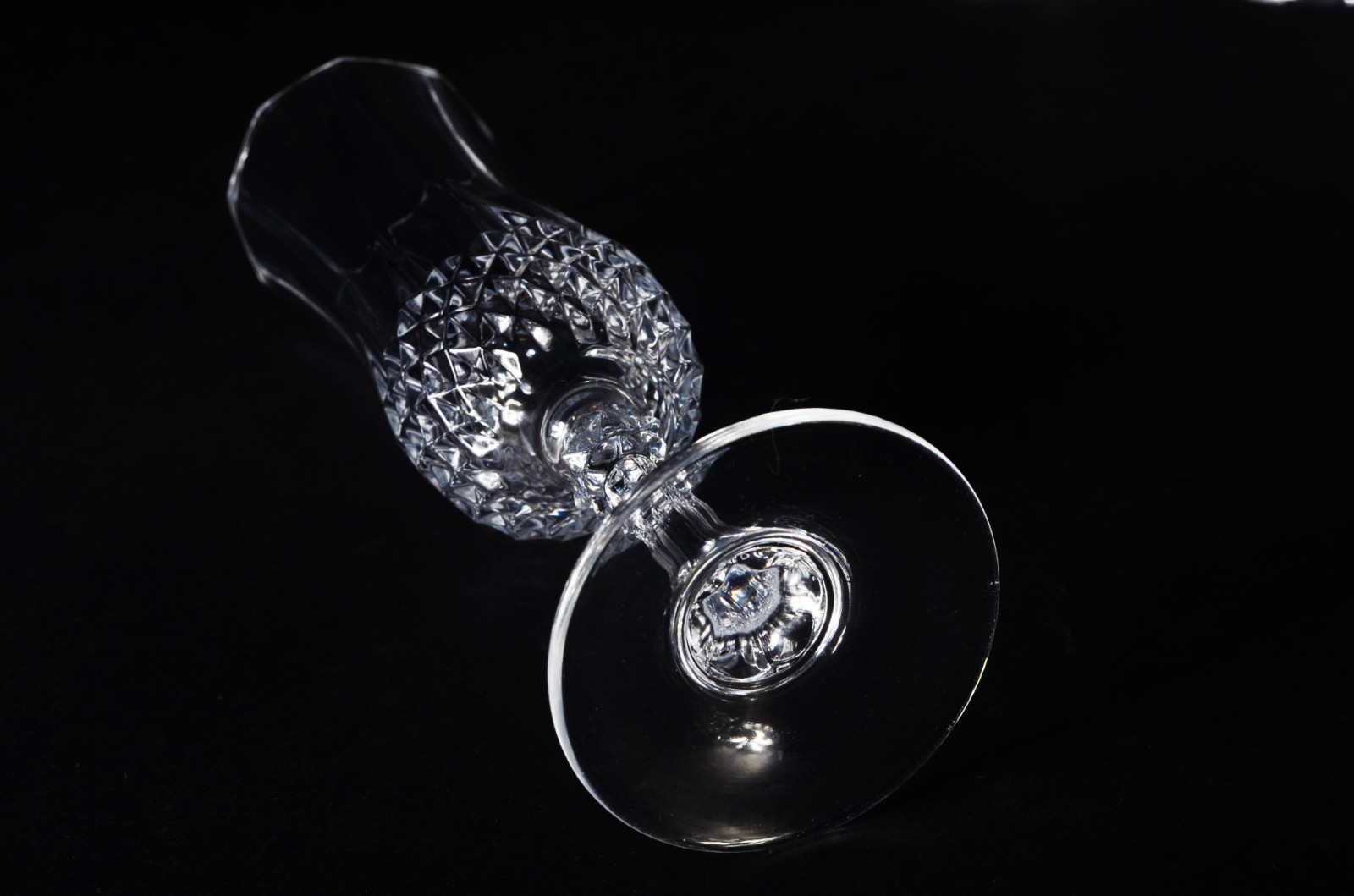 Serviço de cristal lapidado, composto de: 10 flutes para champagne... - foto 5 de 11