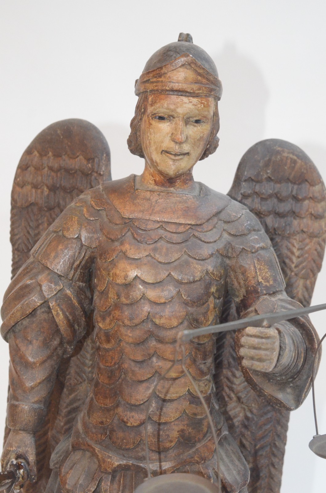 São Miguel Arcanjo com dragão - Antiga imagem de madeira entalhada... - foto 7 de 9