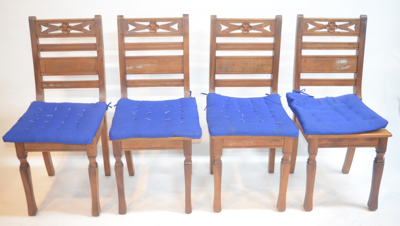 Mesa de jantar de madeira clara no estilo da Indonésia, tampo... - foto 5 de 8