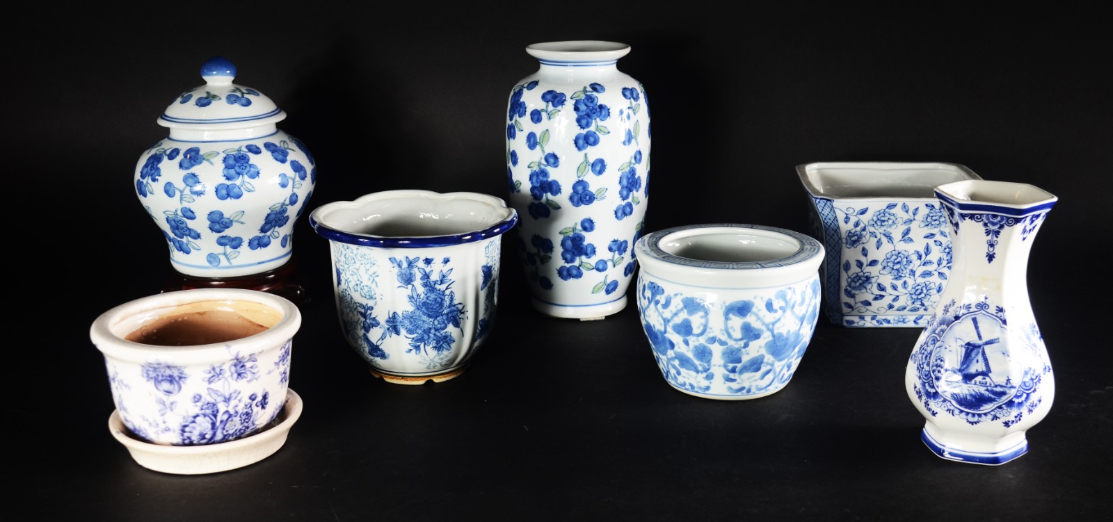 Diversas peças de cerâmica azul e branca, sendo potiche, dois vasos e... - foto 1 de 10