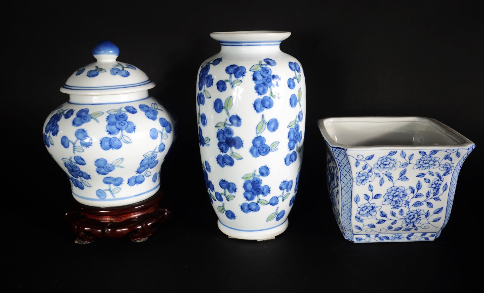 Diversas peças de cerâmica azul e branca, sendo potiche, dois vasos e... - foto 2 de 10