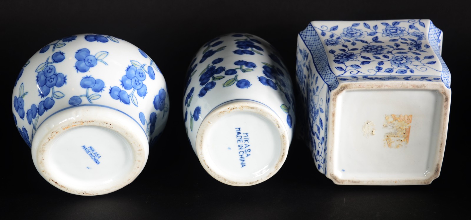 Diversas peças de cerâmica azul e branca, sendo potiche, dois vasos e... - foto 3 de 10