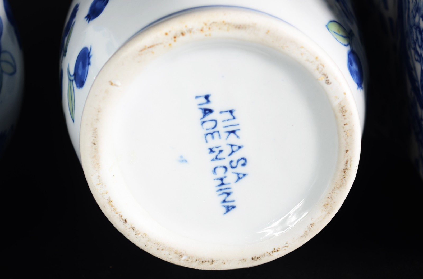 Diversas peças de cerâmica azul e branca, sendo potiche, dois vasos e... - foto 4 de 10