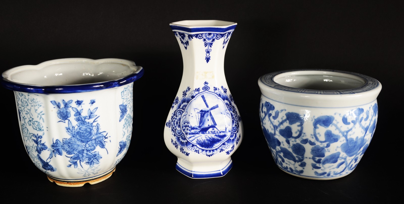 Diversas peças de cerâmica azul e branca, sendo potiche, dois vasos e... - foto 6 de 10