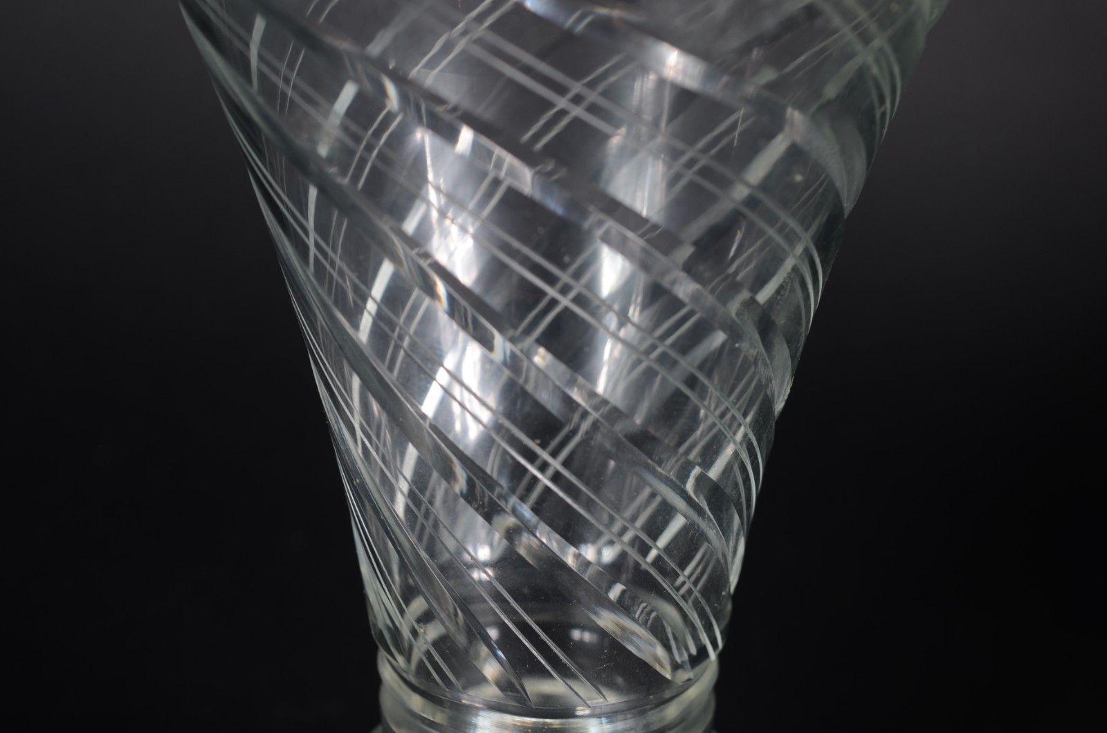 Três peças diversas de vidro/cristal lapidado, sendo: fruteira, porta... - foto 4 de 11