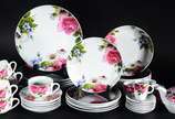 Serviço de jantar, chá e café de porcelana "Jad... - Serviço de jantar, chá e café de porcelana "Jade", decorada com flores em policromia, composto de: 6 pratos rasos, 6 pratos fundos, 6 pratos de ...
