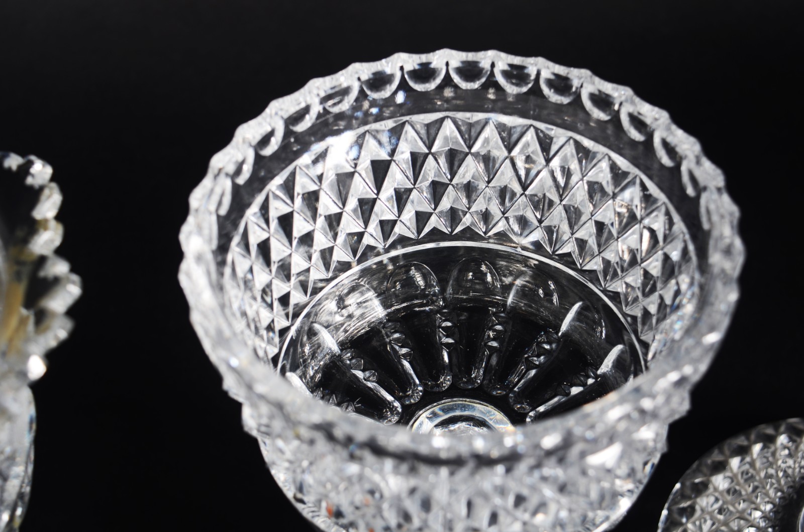 Duas compoteiras de cristal lapidado (pequenos lascados e bicados). - foto 9 de 11