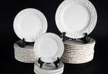 Serviço de jantar de cerâmica branca, borda rel... - Serviço de jantar de cerâmica branca, borda relevo, composto de: 13 pratos rasos, 11 pratos de sobremesa e 6 pratos para pão. Total: 30 peças.