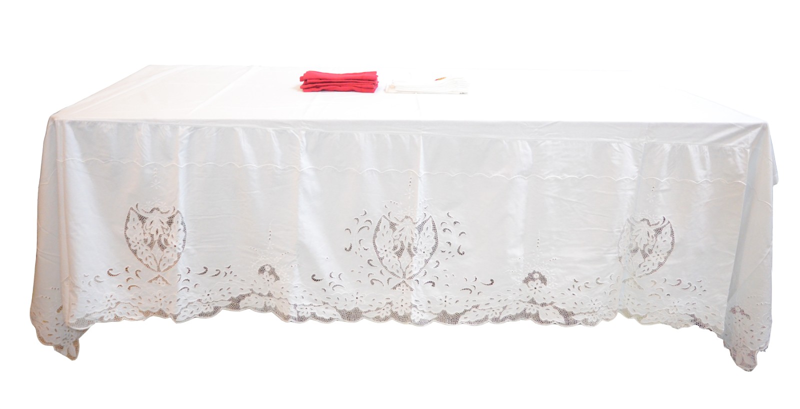 Toalha de mesa na cor branca. Acompanha 8 guardanapos vermelhos e 8... - foto 1 de 6