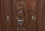 Móvel de madeira nobre com tampo de mármore, pa... - Móvel de madeira nobre com tampo de mármore, parte inferior com tres portas, e superior com duas portas e prateleiras internas. Saia e bordas re...
