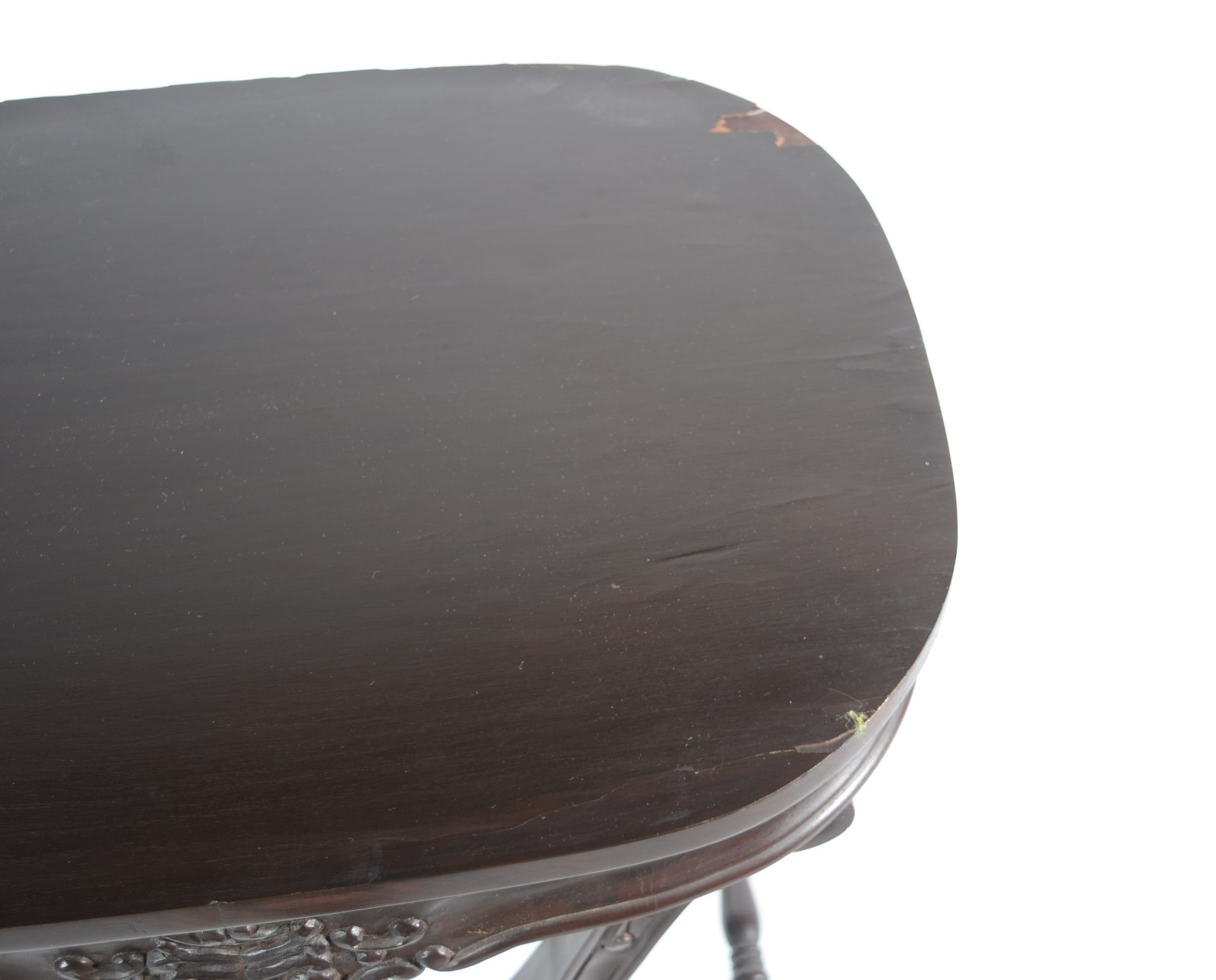 Mesa auxiliar de madeira nobre, saia com entalhes, pernas recortadas... - foto 6 de 9