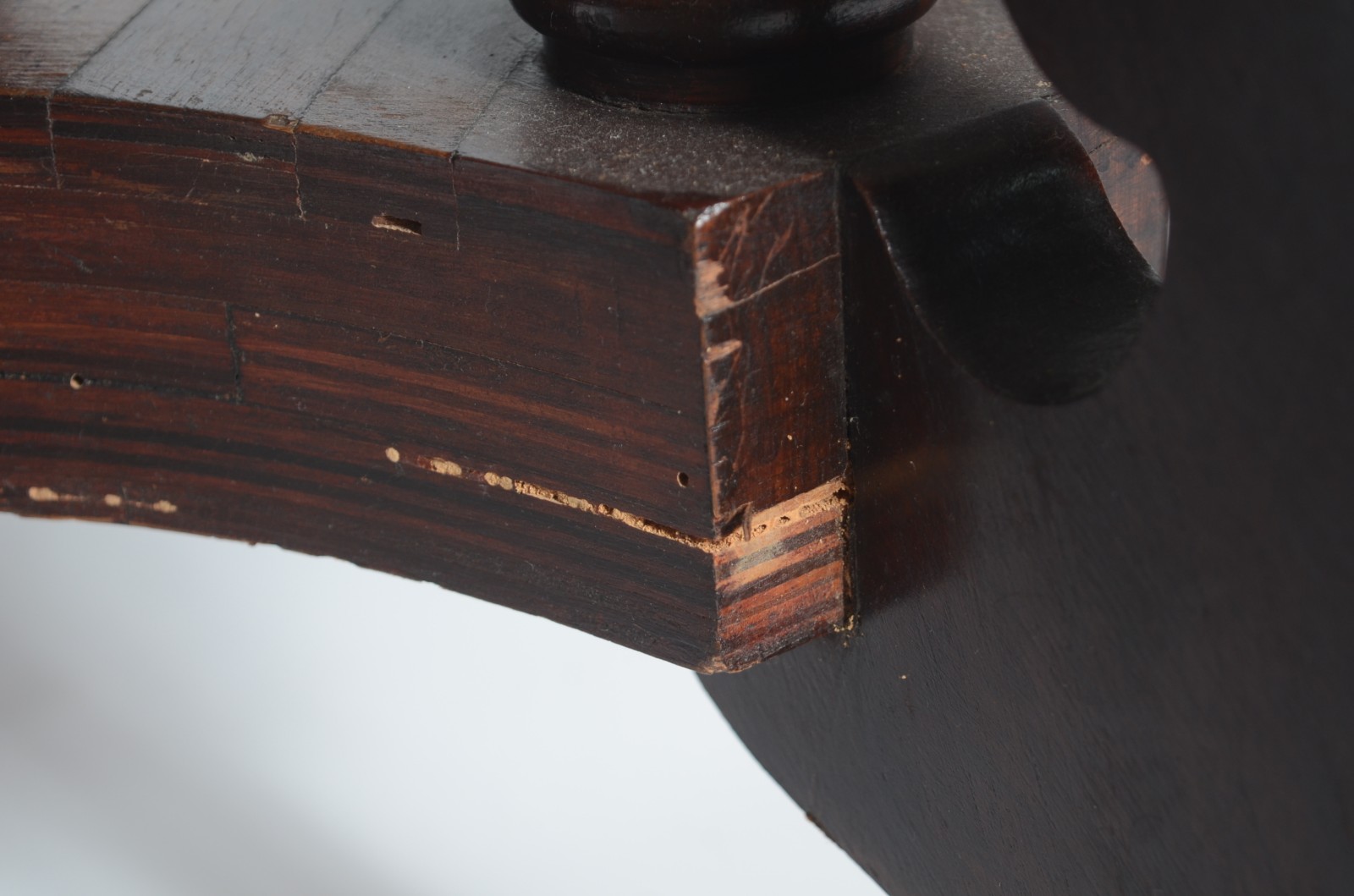 Mesa de jantar de madeira nobre com tampo de mármore redondo, apoio... - foto 4 de 10