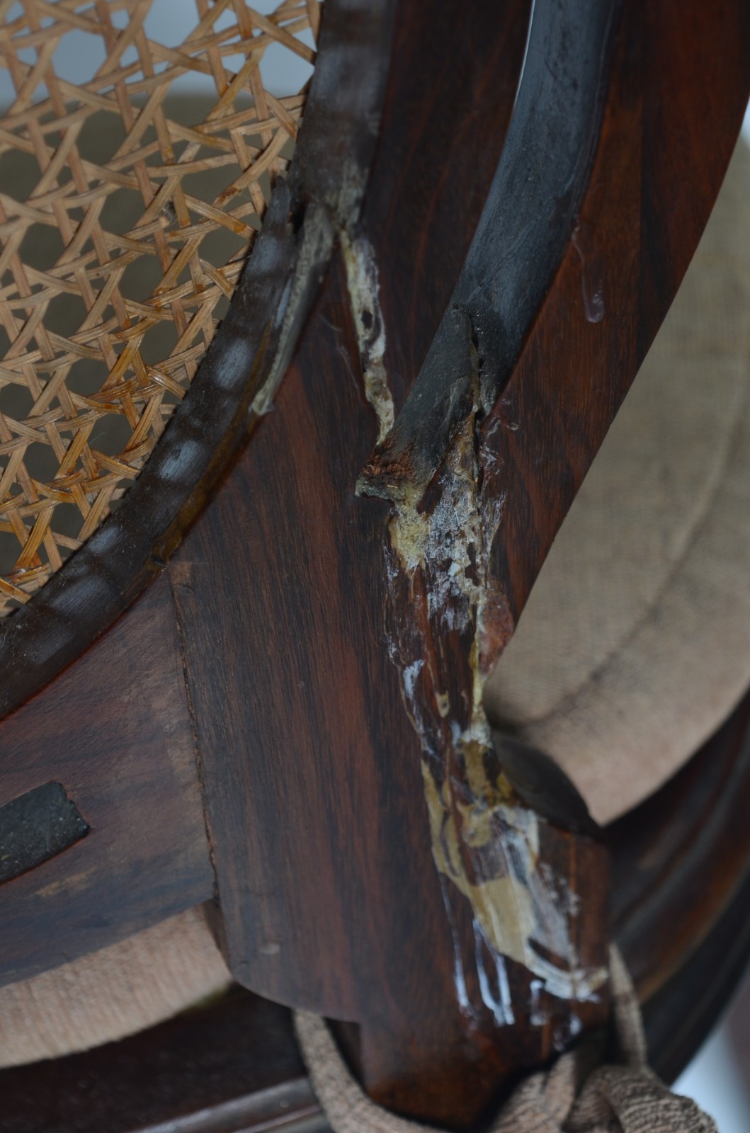 Mesa de jantar de madeira nobre com tampo de mármore redondo, apoio... - foto 7 de 10