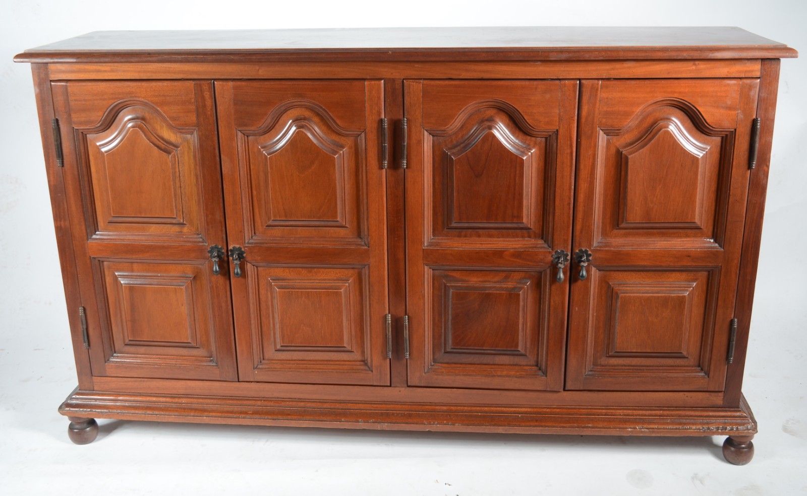 Móvel buffet de madeira nobre, quatro portas almofadadas com... - foto 2 de 7
