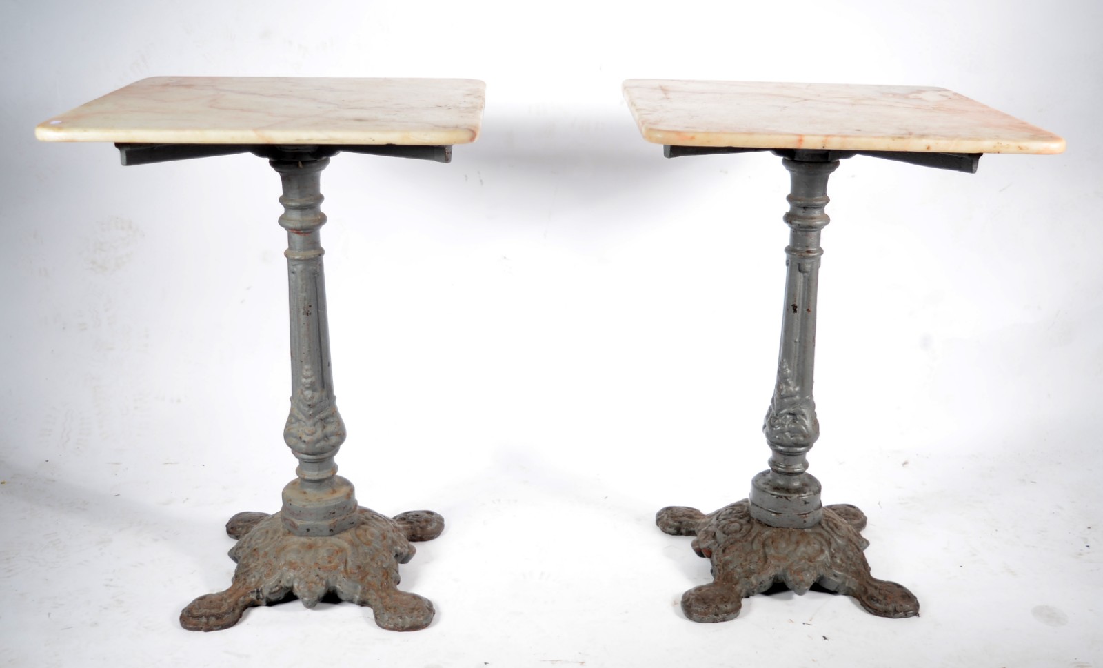 Par de mesas de bar com bases de metal patinado e tampos adaptados de... - foto 1 de 6