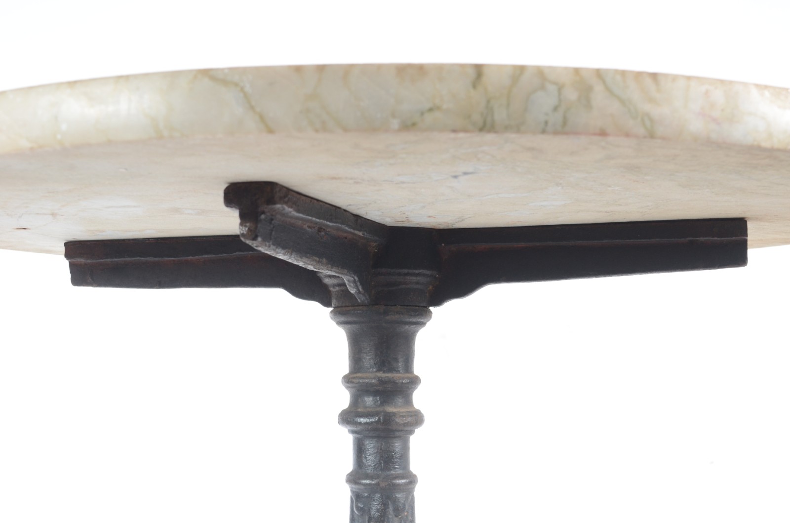 Mesa de bar com base de metal e tampo redondo de mármore adaptado... - foto 4 de 5