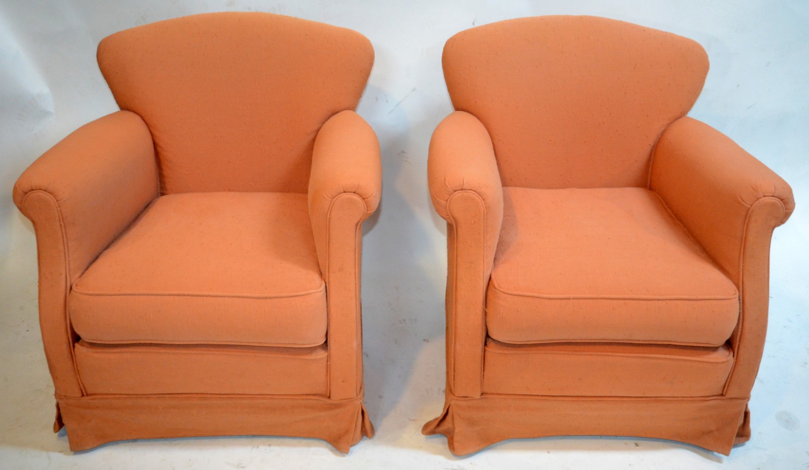Par de poltronas estofadas e forradas com tecido na cor ferrugem... - foto 2 de 4