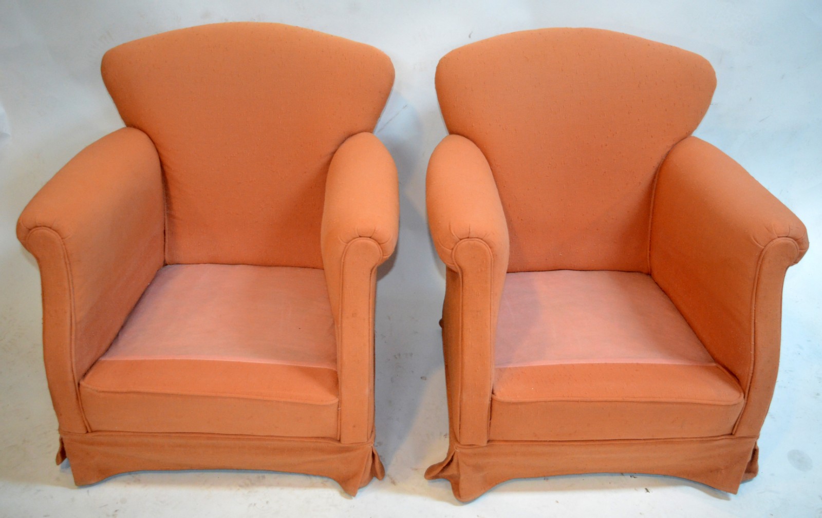 Par de poltronas estofadas e forradas com tecido na cor ferrugem... - foto 3 de 4