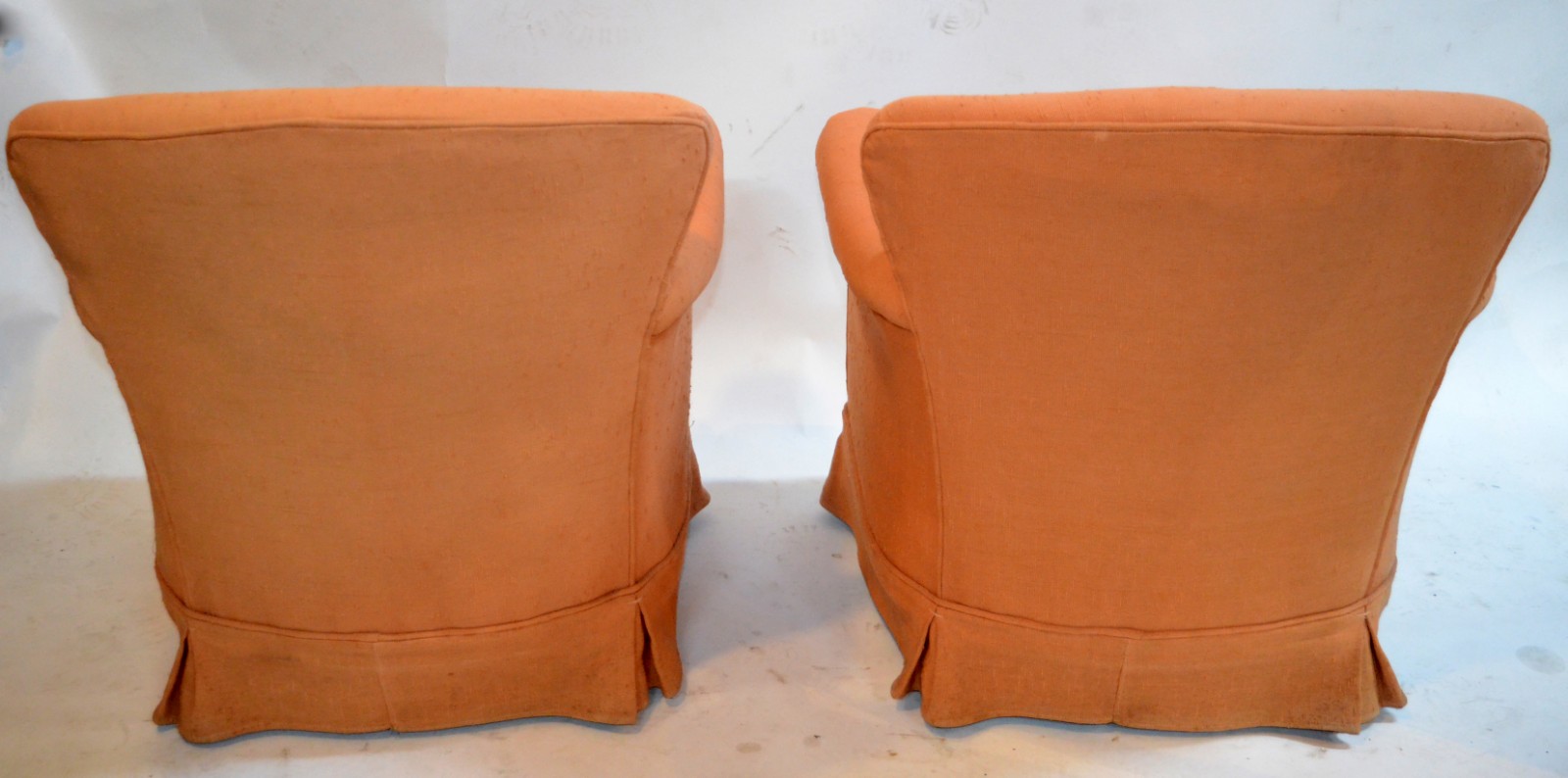Par de poltronas estofadas e forradas com tecido na cor ferrugem... - foto 4 de 4