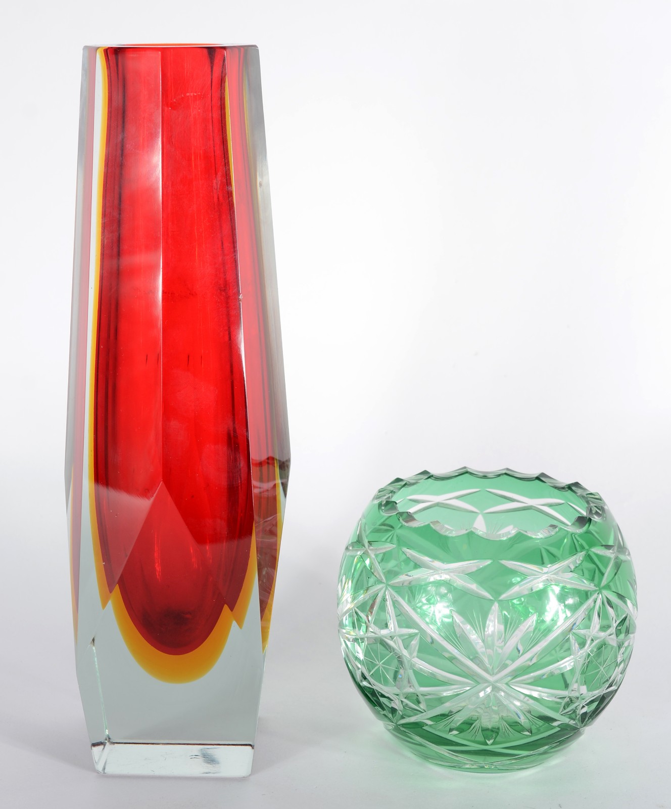 Duas peças, sendo: vaso/ solifleur de vidro decorativo vermelho e... - foto 1 de 7