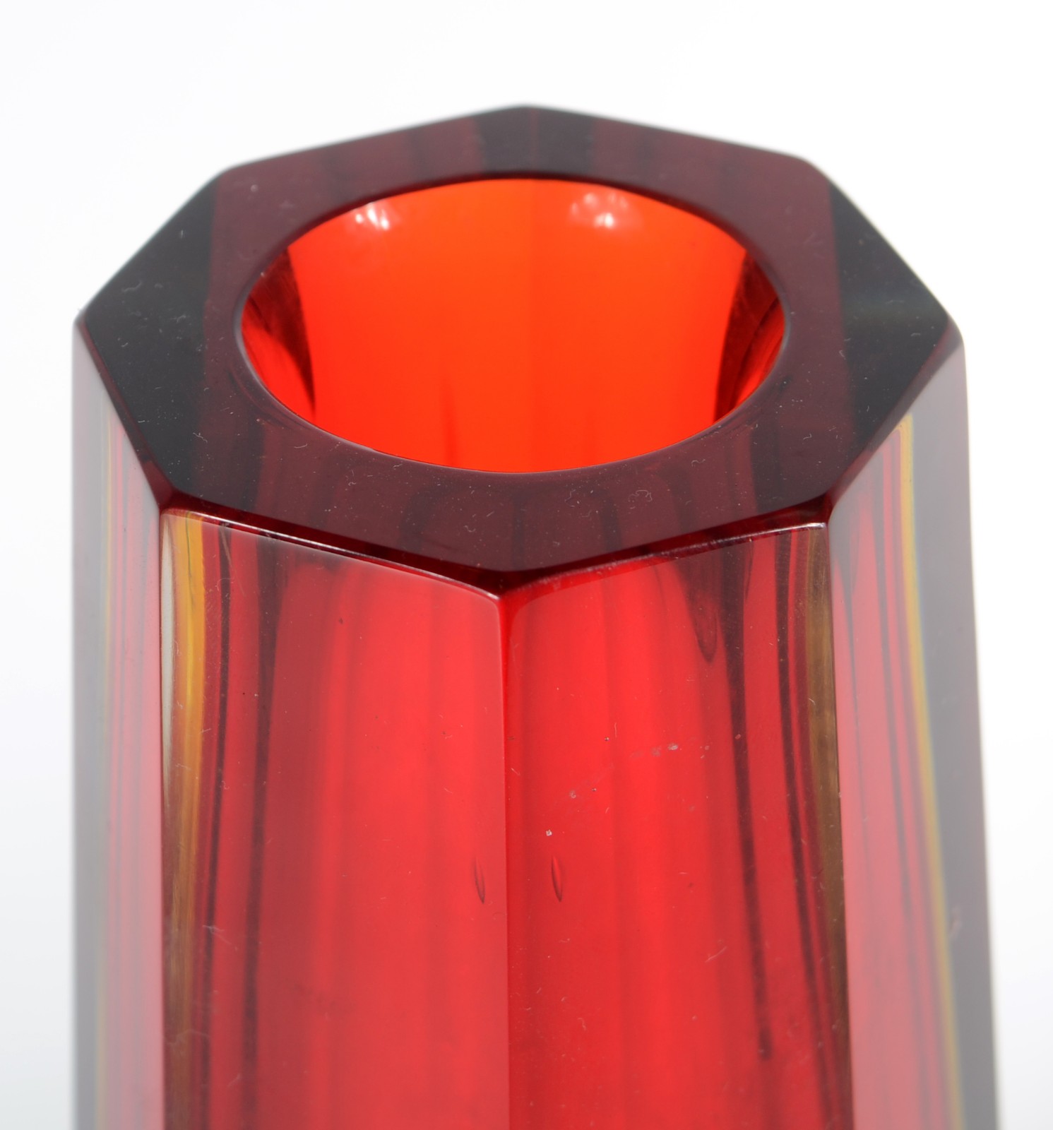Duas peças, sendo: vaso/ solifleur de vidro decorativo vermelho e... - foto 2 de 7