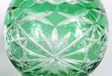 Duas peças, sendo: vaso/ solifleur de vidro dec... - Duas peças, sendo: vaso/ solifleur de vidro decorativo vermelho e pequeno bowl de cristal doublé verde lapidado.
