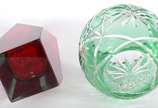 Duas peças, sendo: vaso/ solifleur de vidro dec... - Duas peças, sendo: vaso/ solifleur de vidro decorativo vermelho e pequeno bowl de cristal doublé verde lapidado.