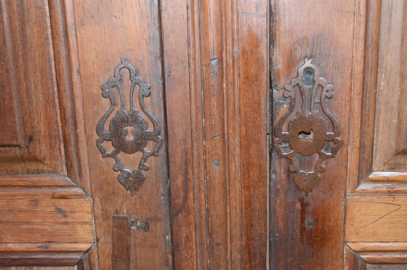 Grande armário de madeira nobre, duas portas almofadadas com... - foto 3 de 6