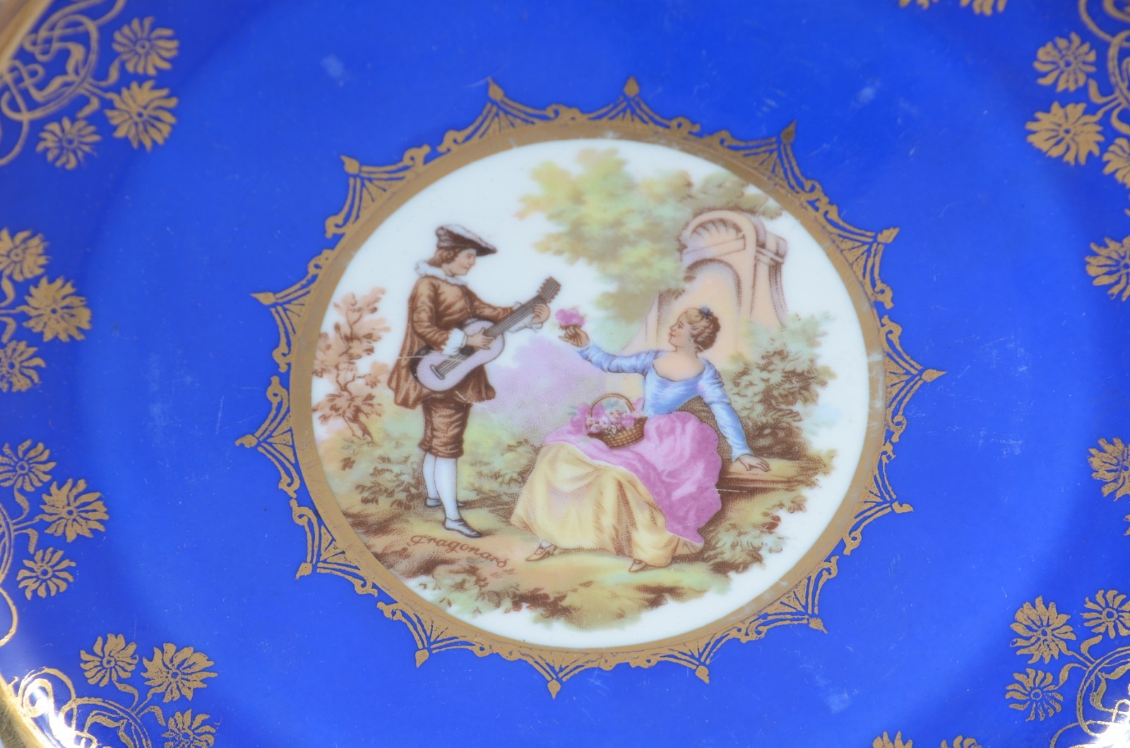 Duas peças de porcelana alemã, sendo: medalhão e bowl decorados com... - foto 2 de 9