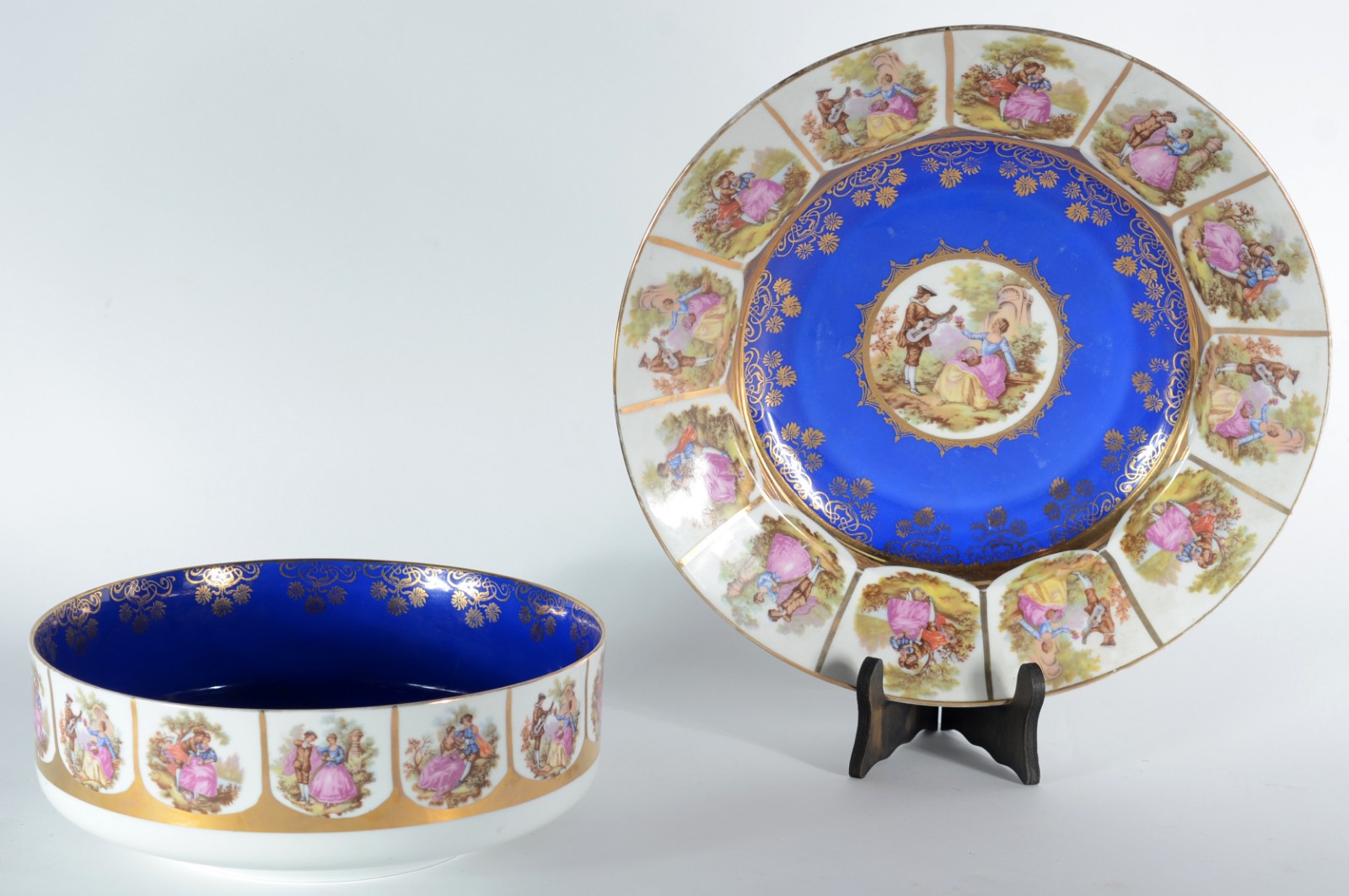 Duas peças de porcelana alemã, sendo: medalhão e bowl decorados com... - foto 1 de 9