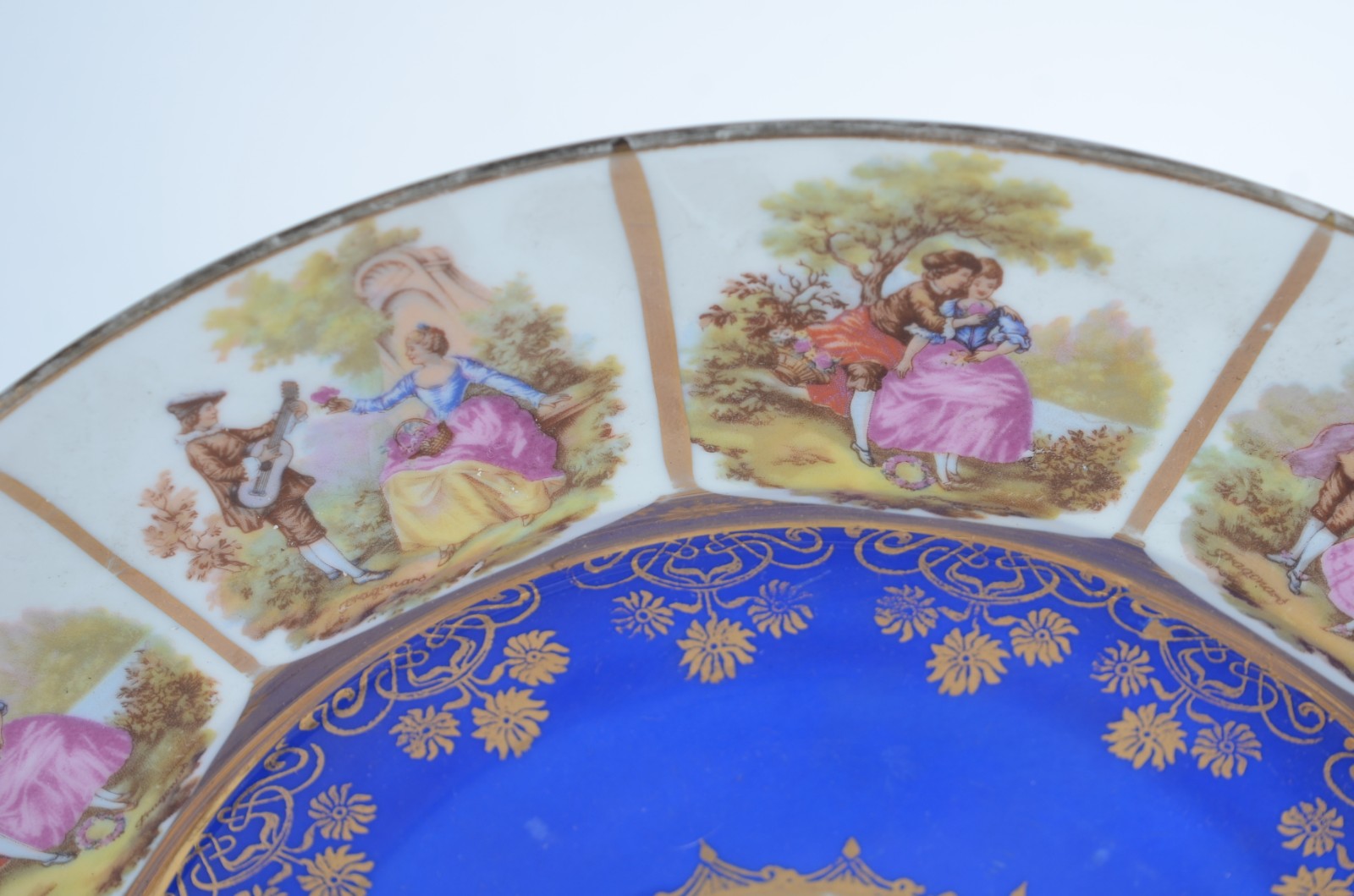 Duas peças de porcelana alemã, sendo: medalhão e bowl decorados com... - foto 3 de 9