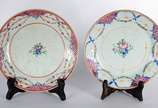 Dois pratos de porcelana oriental com decoração... - Dois pratos de porcelana oriental com decoração em policromia. Um deles com fios de cabelo.