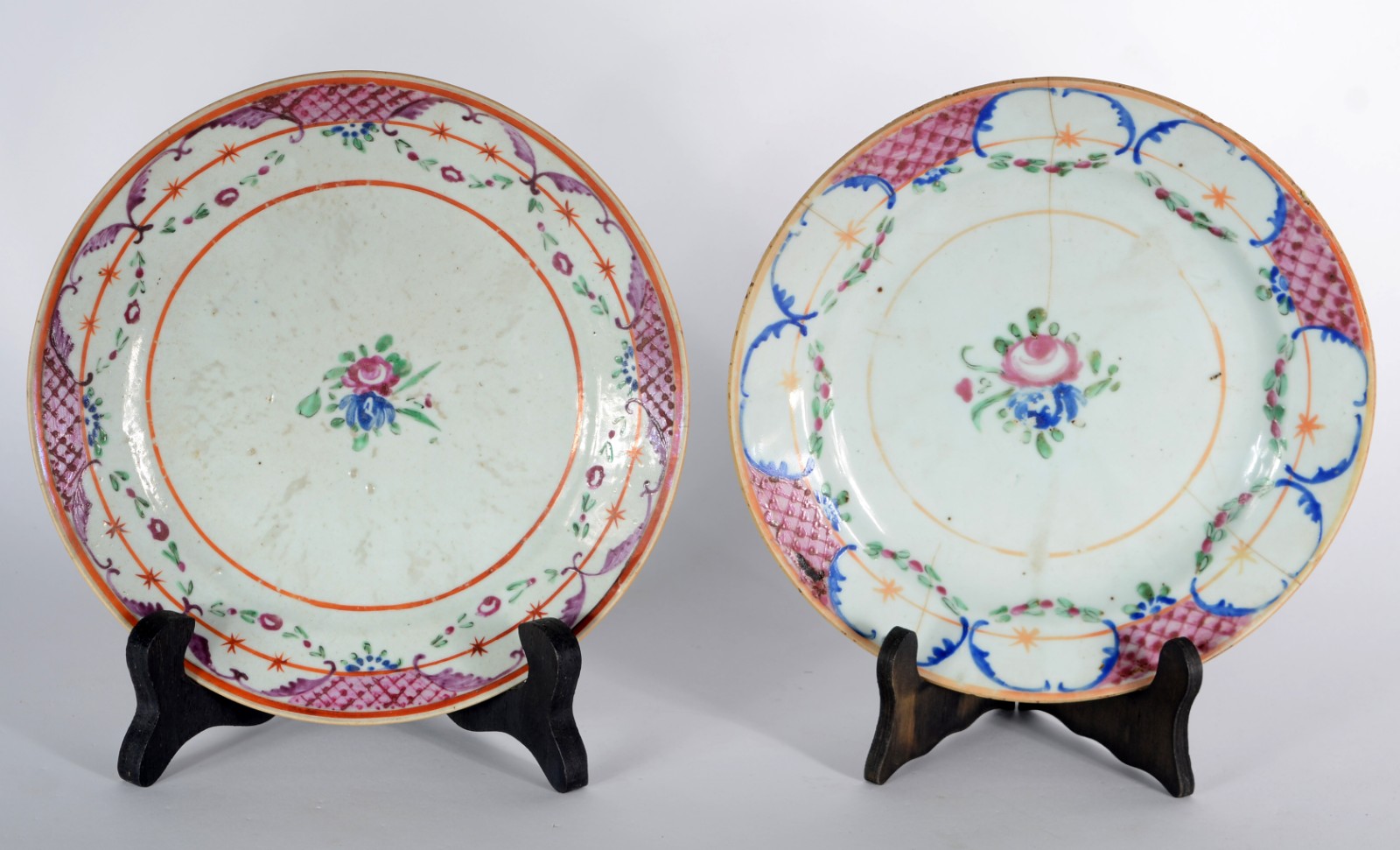 Dois pratos de porcelana oriental com decoração em policromia. Um... - foto 1 de 8