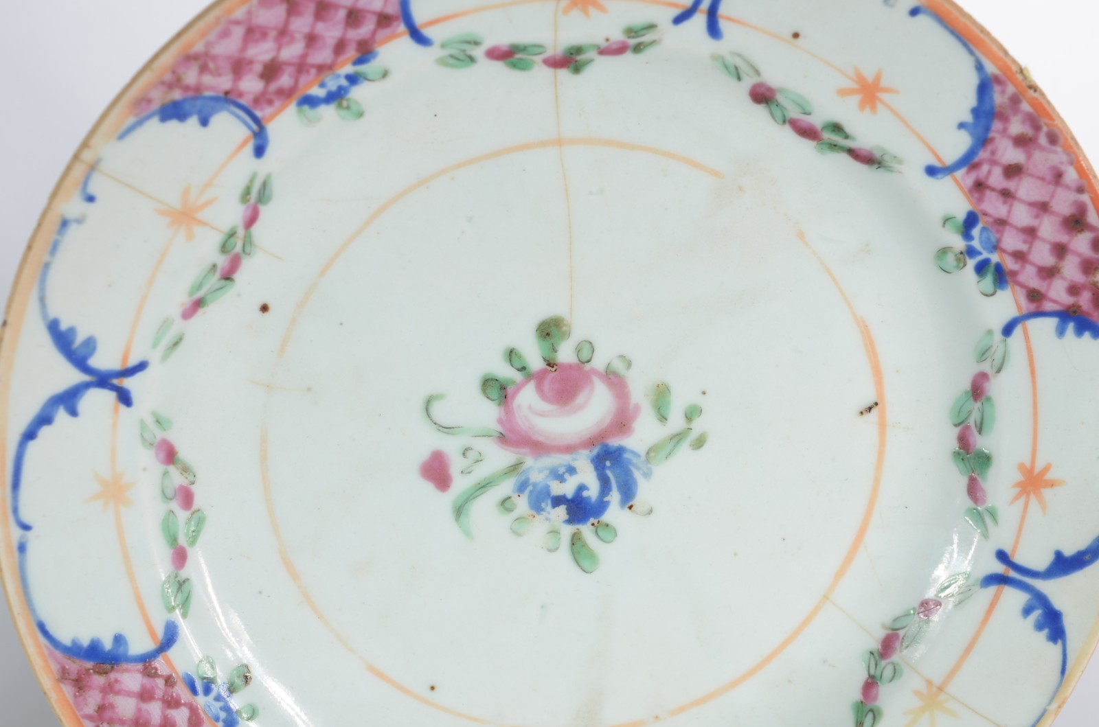 Dois pratos de porcelana oriental com decoração em policromia. Um... - foto 3 de 8