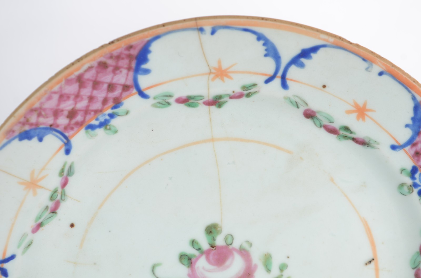 Dois pratos de porcelana oriental com decoração em policromia. Um... - foto 4 de 8