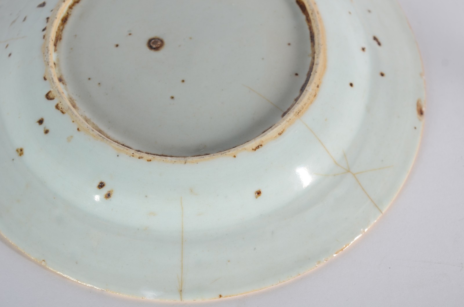 Dois pratos de porcelana oriental com decoração em policromia. Um... - foto 5 de 8
