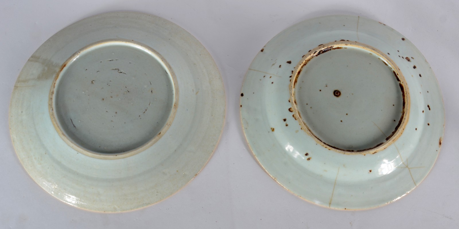 Dois pratos de porcelana oriental com decoração em policromia. Um... - foto 6 de 8
